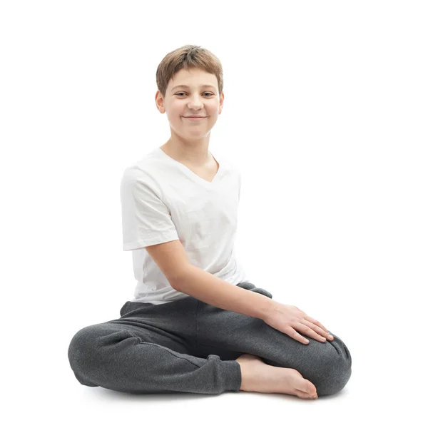 Jonge jongen uitrekken of het doen van yoga — Stockfoto