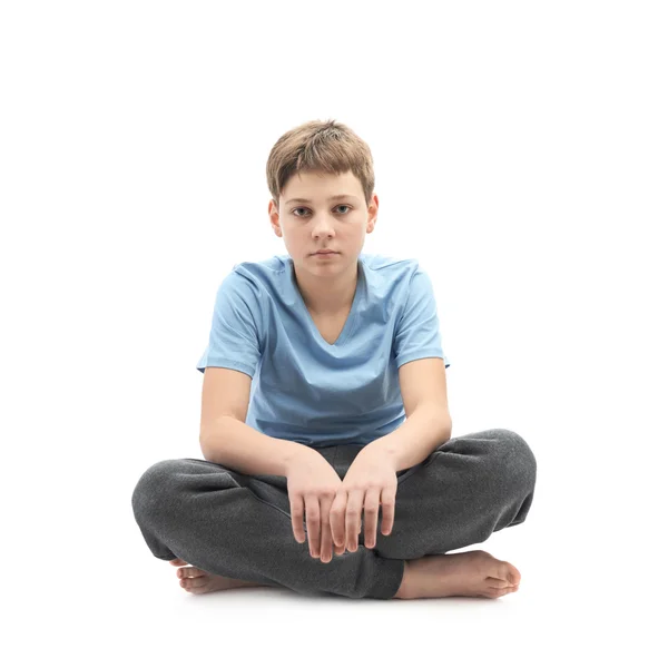 Cansado menino sentado em uma posição de lótus — Fotografia de Stock
