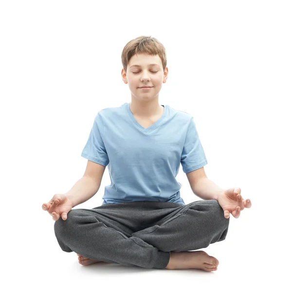 Jeune garçon faisant du yoga — Photo