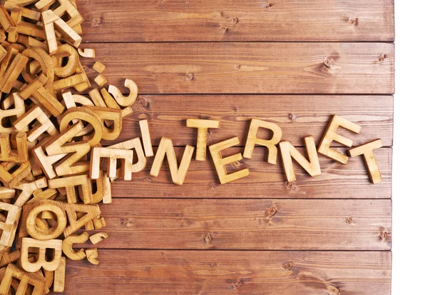 Word internet gemaakt met houten letters — Stockfoto