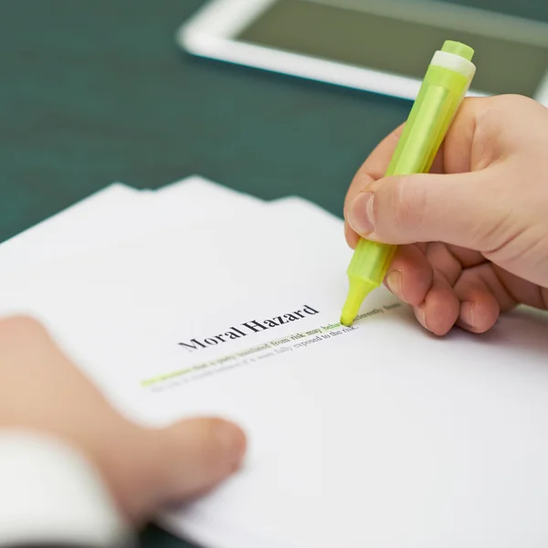 Markering van woorden in de definitie van een moral hazard — Stockfoto