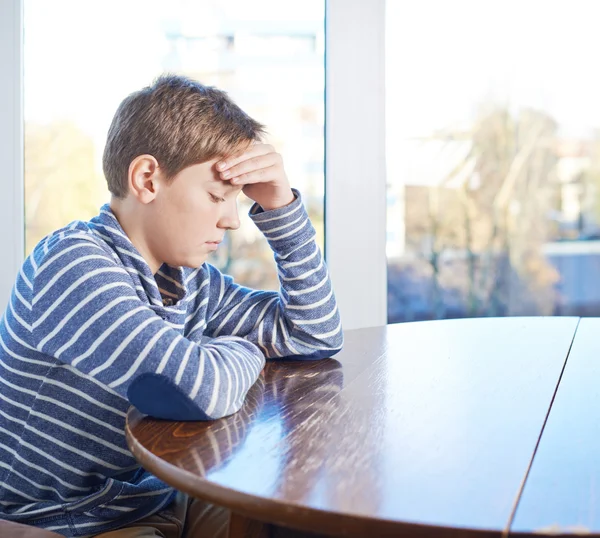 Jongen slapen over het boek — Stockfoto