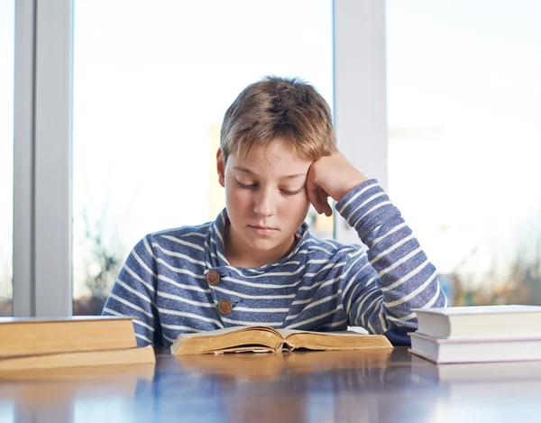 Boy membaca buku — Stok Foto