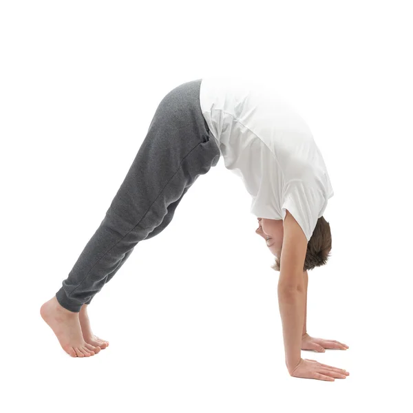 Jonge jongen uitrekken of het doen van yoga — Stockfoto