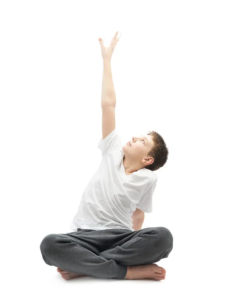Junge dehnt sich oder macht Yoga — Stockfoto