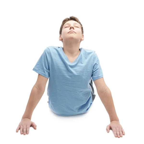 Jeune garçon faisant du yoga — Photo
