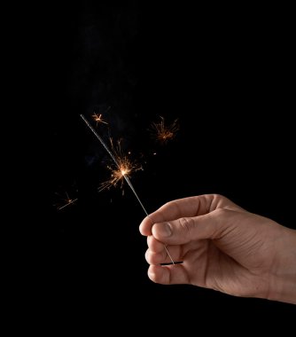 Yanan bir maytap holding