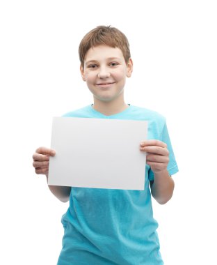 Bir yaprak kağıda gülümseyen genç çocukla mutlu