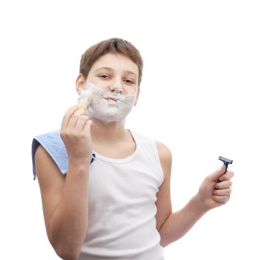 Tıraş sürecinde genç çocuk