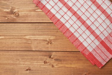 Ahşap masa üzerinde havlu