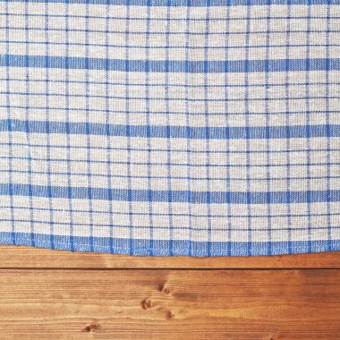 Ahşap masa üzerinde havlu