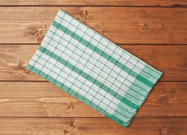 Ahşap masa üzerinde havlu