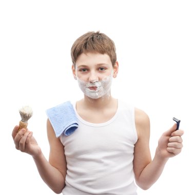 Tıraş sürecinde genç çocuk