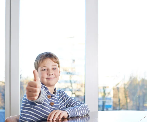 Ragazzo mostrando un pollice in su — Foto Stock