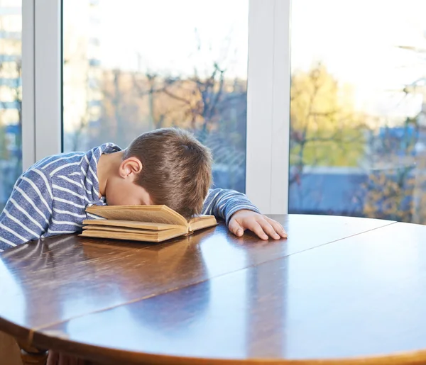 Pojke sov över boken — Stockfoto