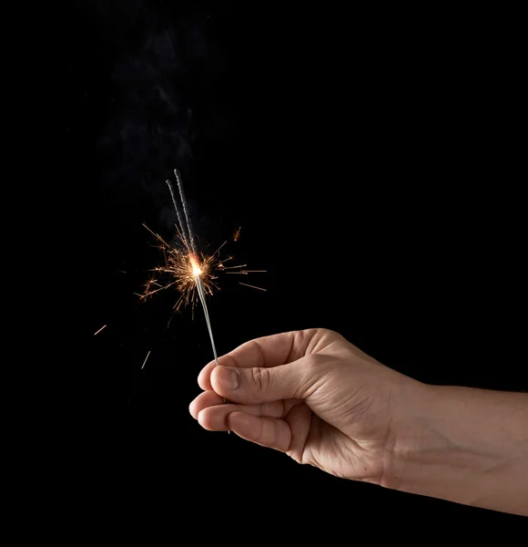 Eine brennende Wunderkerze in der Hand — Stockfoto