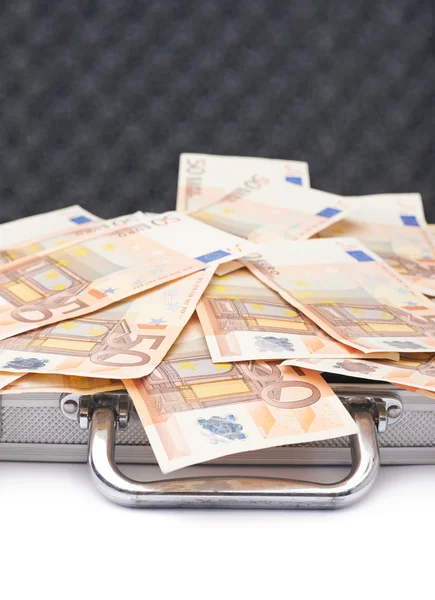 Koffer voller Fünfzig-Euro-Scheine isoliert vor weißem Hintergrund — Stockbild Koffer voller Geld — Stockfoto