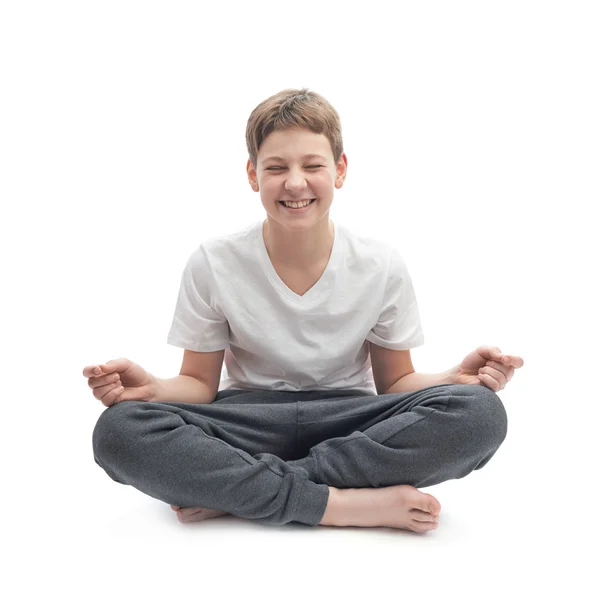 Jonge jongen mediteren — Stockfoto