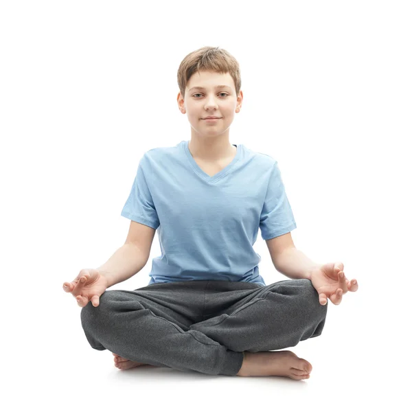 Jonge jongen doen yoga — Stockfoto