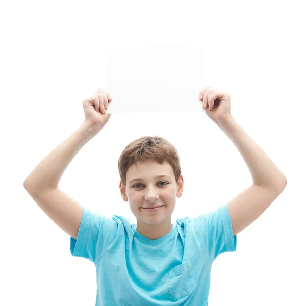 Ung pojke med ett pappersark — Stockfoto