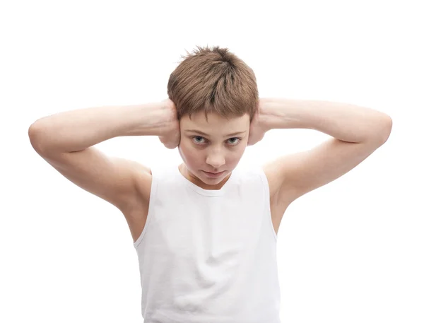 Jongen die zijn beide oren met armen — Stockfoto