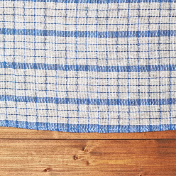 Полотенце над деревянным столом — стоковое фото