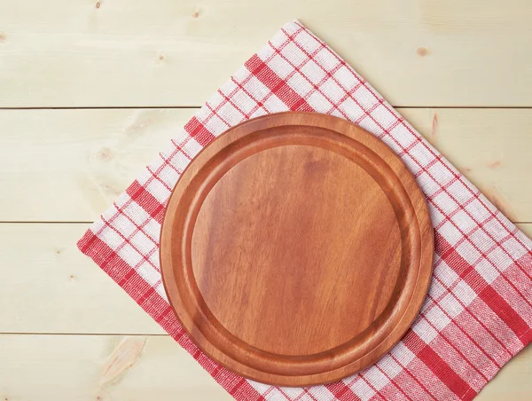 Handtuch über dem Holztisch — Stockfoto