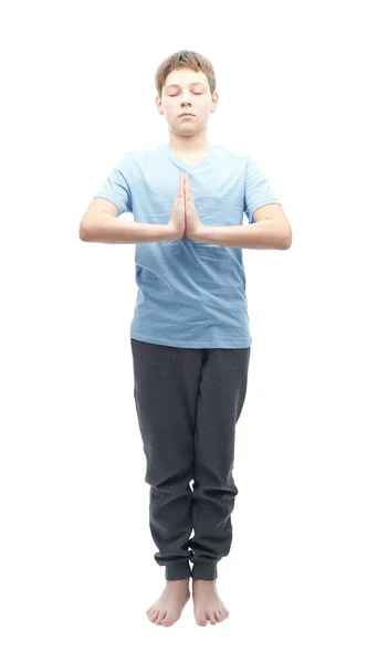 Niño haciendo yoga o estiramientos . — Foto de Stock