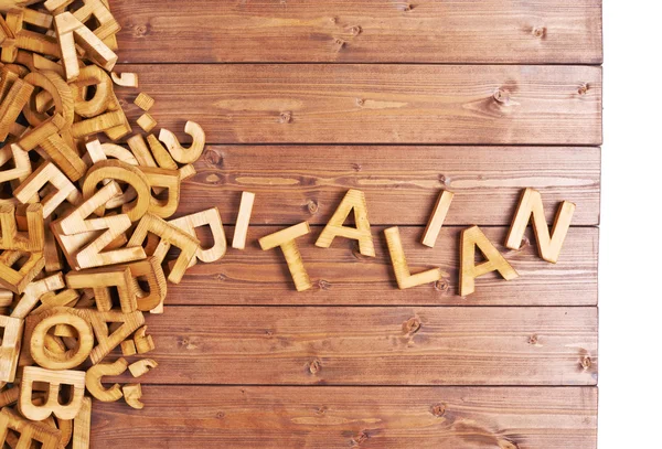 Слово італійська зроблено з дерев'яними літерами — стокове фото