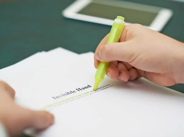 Markering van woorden in een onzichtbare hand definitie — Stockfoto