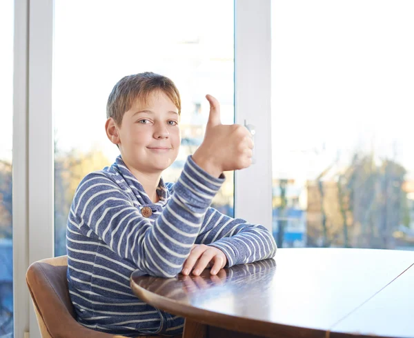 Junge zeigt Daumen hoch — Stockfoto