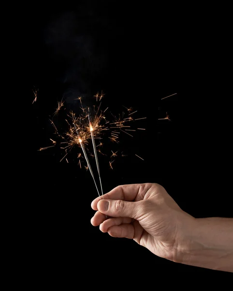 Eine brennende Wunderkerze in der Hand — Stockfoto