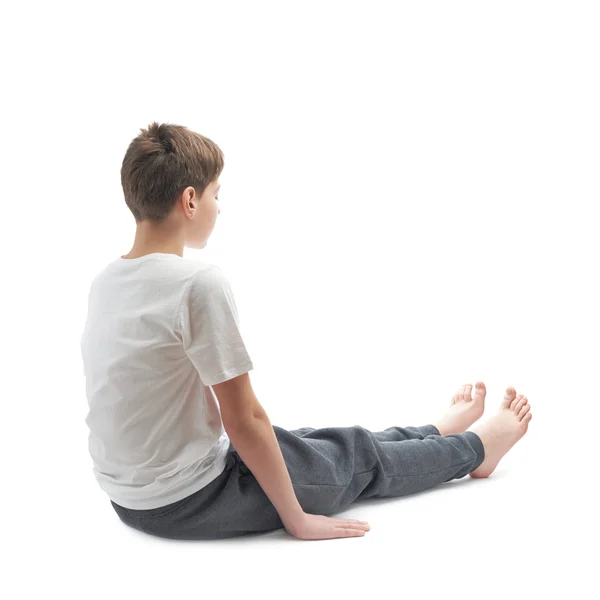 Joven niño estirándose o haciendo yoga — Foto de Stock