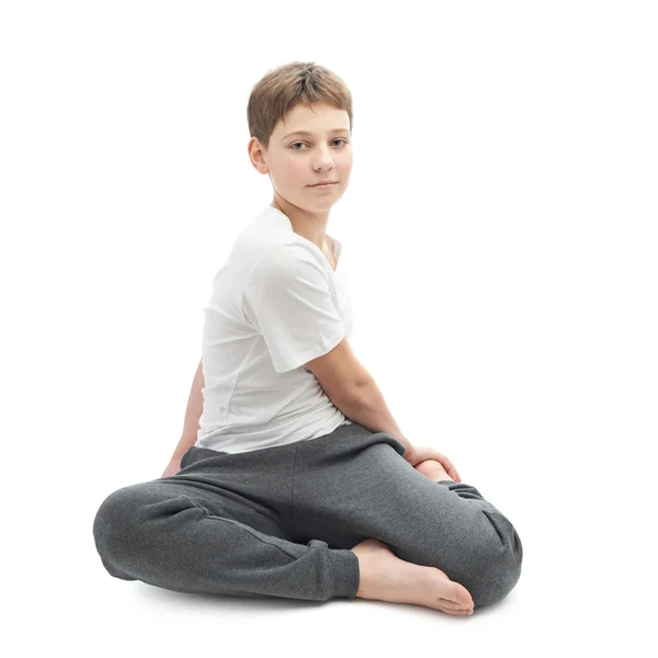 小男孩拉伸或做瑜伽 — 图库照片