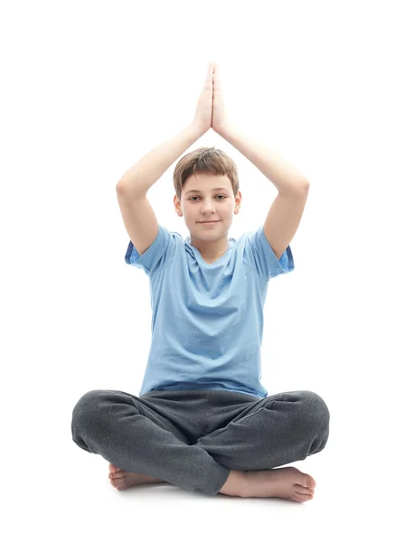 Jonge jongen doen yoga — Stockfoto