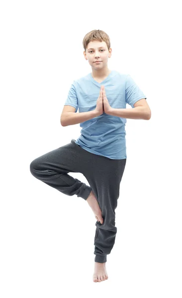 Jonge jongen doen yoga — Stockfoto