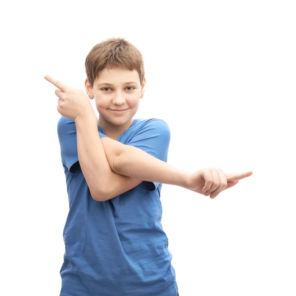 Junge in blauem T-Shirt deutet auf Kopierraum — Stockfoto