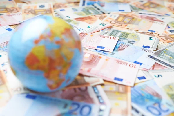 Dünya Dünya para yığını üzerinde — Stok fotoğraf