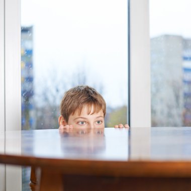 Çocuk gözatma out ahşap Resepsiyon tablodan