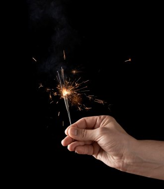 Yanan bir maytap holding