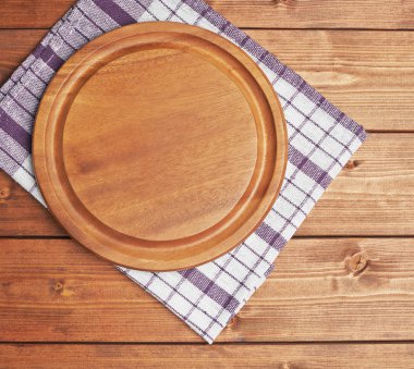 Masa örtüsü veya ahşap masa üzerinde havlu