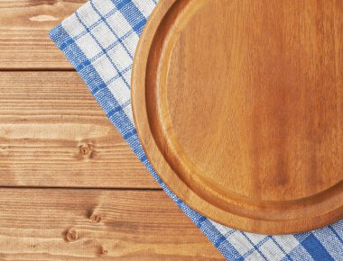 Masa örtüsü veya ahşap masa üzerinde havlu