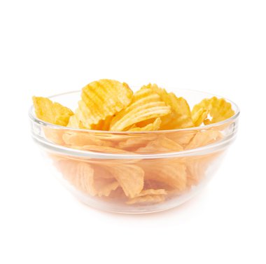 Bir cam kabın içinde birden fazla patates cipsi