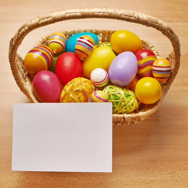 Bílá karta vedle kopu vajec — Stock fotografie