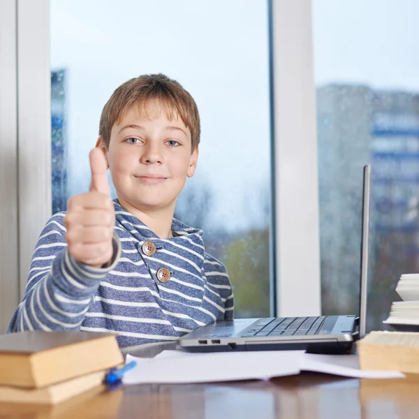 Boy  showing a thumbs up gesture — Stock Photo, Image