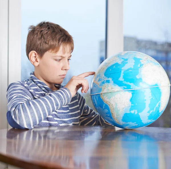Boy  looking at the globe — Stock Photo, Image
