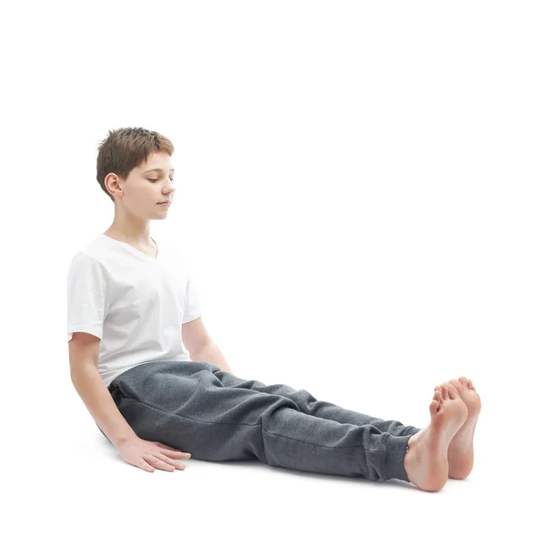 Joven niño estirándose o haciendo yoga — Foto de Stock
