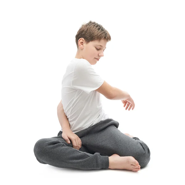 Joven niño estirándose o haciendo yoga — Foto de Stock