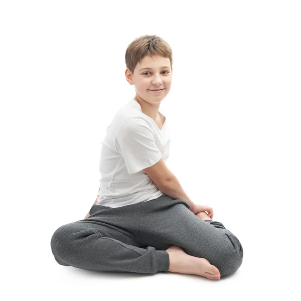 Jonge jongen uitrekken of het doen van yoga — Stockfoto