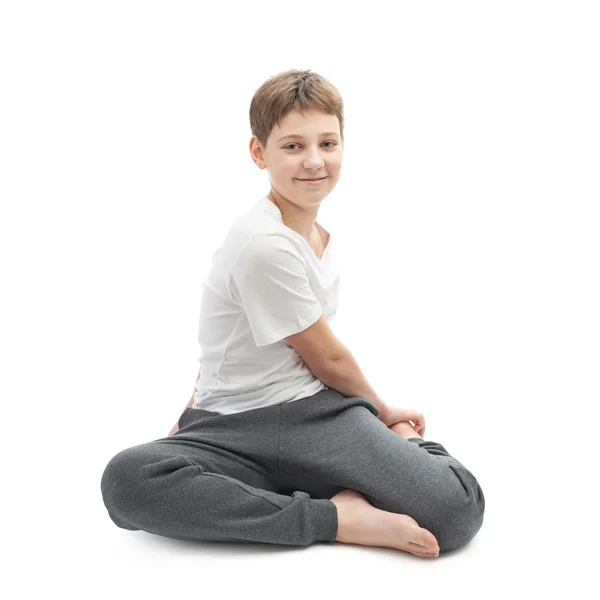 Joven niño estirándose o haciendo yoga — Foto de Stock